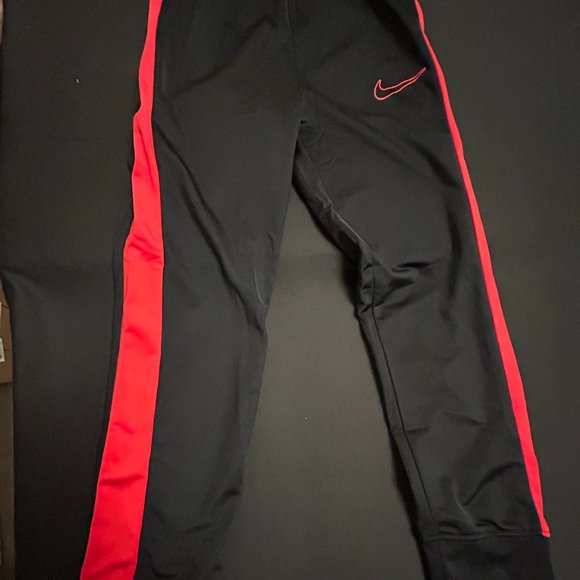 NIKE 2-PC RED/BLACK JOGGER SET SIZE 7 - Picture 12 of 12